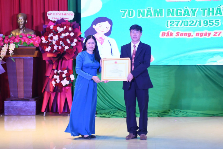 Đắk Nông - Huyện Đắk Song tổ chức lễ kỷ niệm 70 năm Ngày Thầy thuốc Việt Nam (27/2/1955 - 27/2/2025)