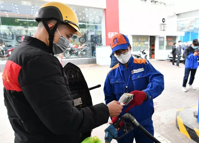 Giá xăng RON 95 giảm xuống còn 21.110 đồng/lít từ 15h ngày 27/2