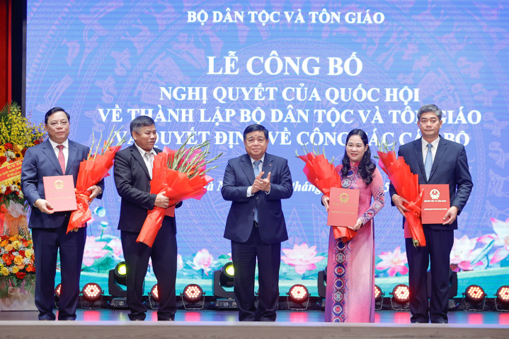 Thủ tướng: Bảo đảm bình đẳng giữa các dân tộc và tôn giáo, không để ai bị bỏ lại phía sau