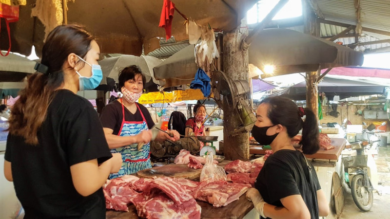 Thịt lợn đắt đỏ chưa từng có, dâu tây giá rẻ tràn vỉa hè