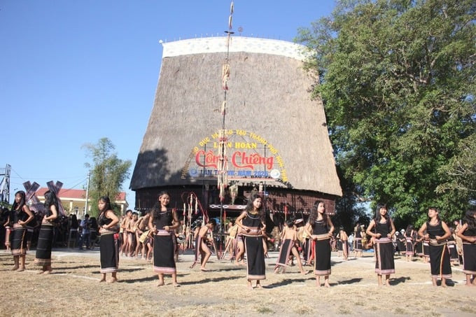 Kon Tum: Khai mạc liên hoan cồng chiêng, múa xoang, thi trang phục thổ cẩm dành cho học sinh dân tộc thiểu số lần thứ VII