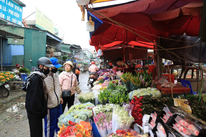 Khung cảnh tấp nập tại chợ hoa Quảng An ngày 8/3