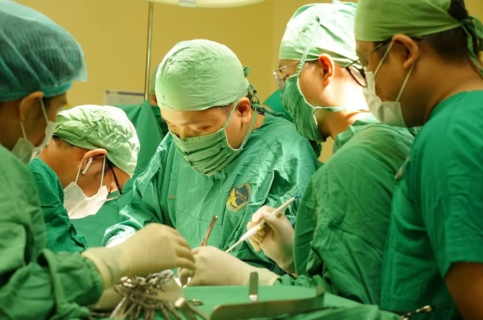 Cứu sống nam bệnh nhân vỡ tá tràng phức tạp do tai nạn giao thông