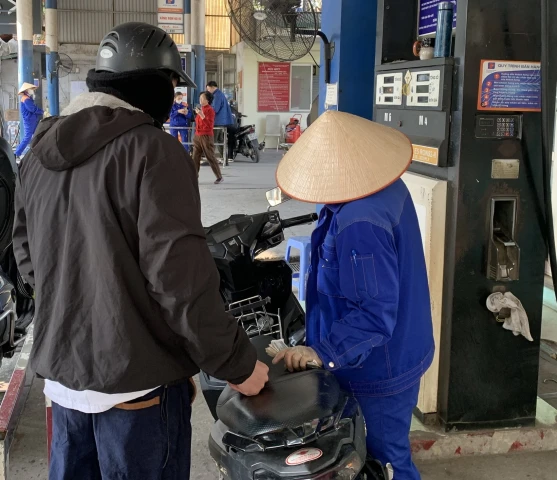 Giá xăng RON 95 giảm xuống còn 19.640 đồng/lít từ 15h hôm nay ngày 13/3