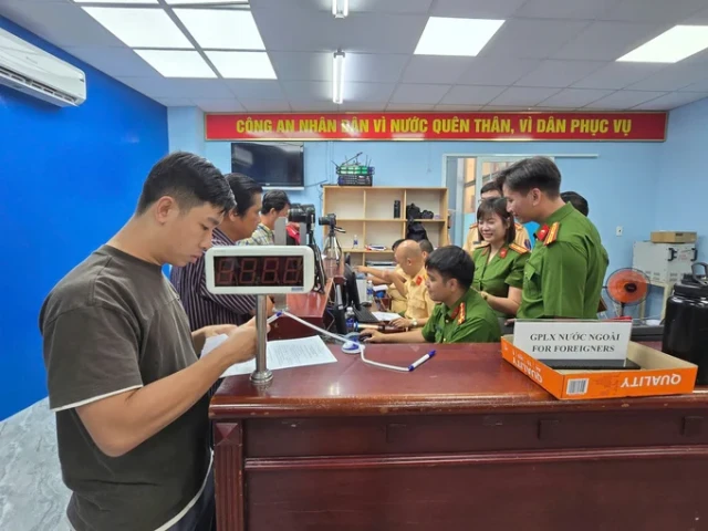 Tổ chức tiếp nhận hồ sơ đổi, cấp lại giấy phép lái xe tại 22 điểm phường, xã, thị trấn trên địa bàn TP. HCM