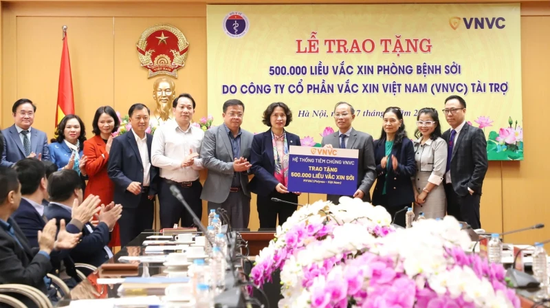 Bộ Y tế nhận 500.000 liều vaccine phòng bệnh sởi do Công ty cổ phần Vaccine Việt Nam tài trợ