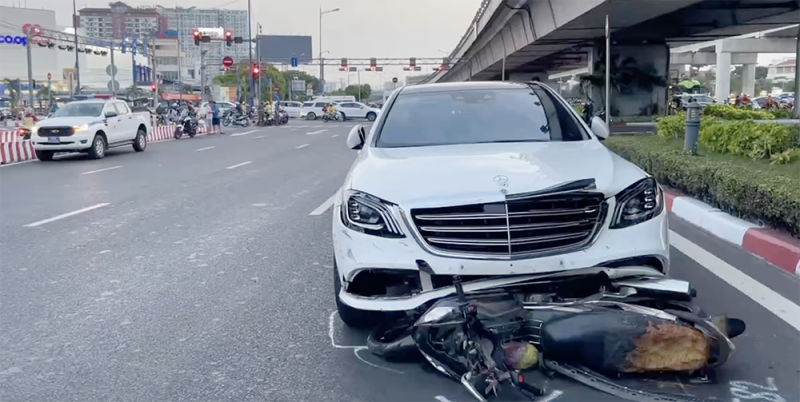 Nữ sinh viên tử vong sau khi xe Mercedes tông hàng loạt xe máy ở Thủ Đức