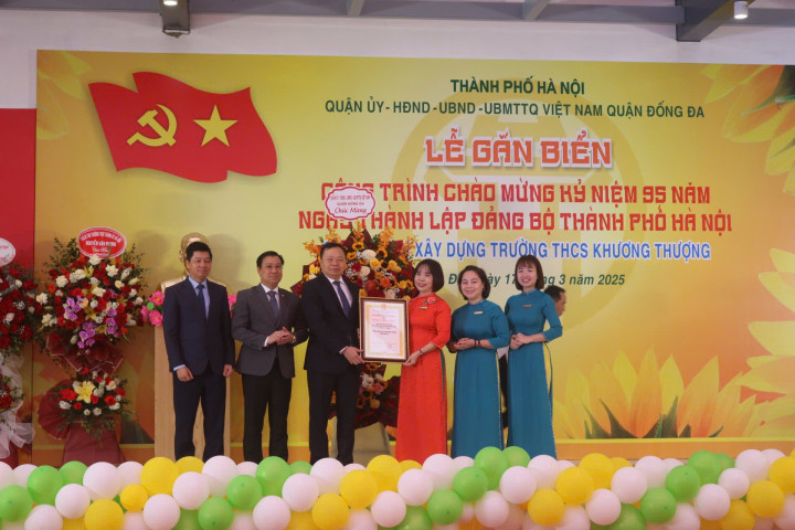 Hà Nội: Quận Đống Đa gắn biển công trình trường học chào mừng 95 năm Ngày thành lập Đảng bộ Thành phố