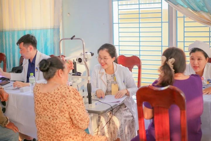 Khám bệnh, tư vấn sức khoẻ và phát thuốc miễn phí cho người cao tuổi xã an Thái Đông