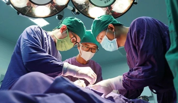 Nam bệnh nhân 51 tuổi vỡ tinh hoàn do tai nạn sinh hoạt