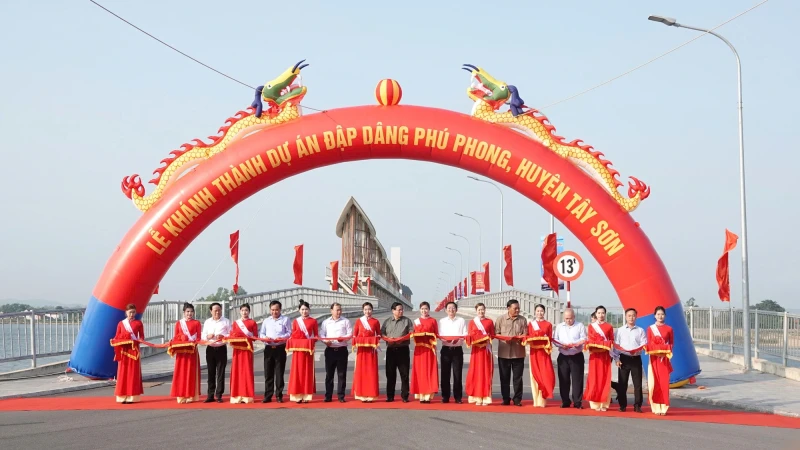 Thủ tướng Phạm Minh Chính dự lễ khánh thành dự án Đập dâng Phú Phong