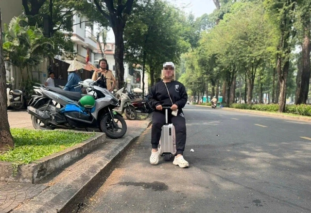 CSGT TP.HCM xử lý người phụ nữ chạy vali điện ở trung tâm Q.1