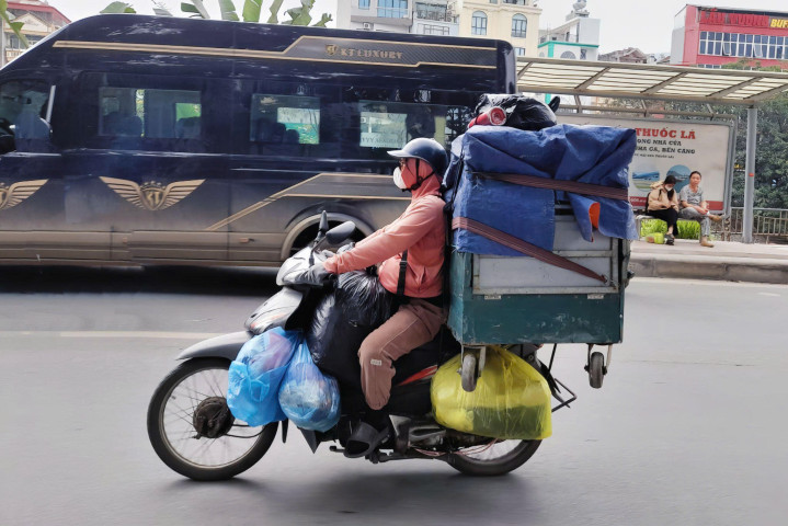 Lặng lẽ gồng mình giữa “chợ đời”