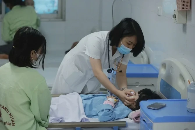 Hà Nội: Kiểm soát nhiễm khuẩn, phòng lây nhiễm chéo bệnh sởi trong các cơ sở y tế