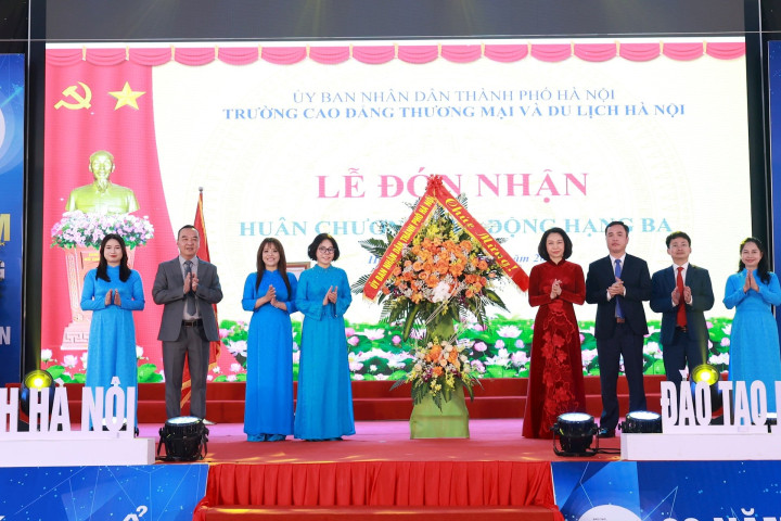 Trường Cao đẳng Thương mại và Du lịch Hà Nội đón nhận Huân chương Lao động hạng Ba