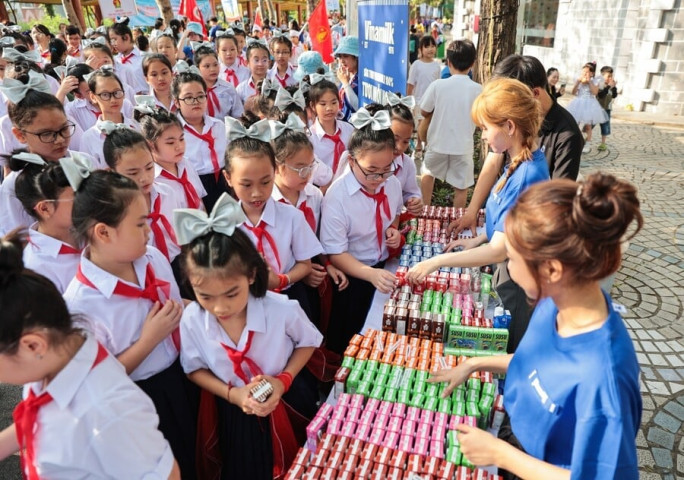 Vinamilk tặng 50.000 hộp sữa cho thiếu nhi tại Thành phố Hồ Chí Minh nhân sự kiện 50 năm thống nhất đất nước
