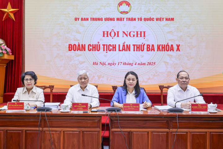 Theo GS.TS Trần Ngọc Đường, tiếp tay cho các sản phẩm sữa giả lại là những nhân vật có tiếng trong showbiz, quảng cáo rầm rộ, ‘lừa dân’ đến 4 năm liền. Các cơ quan chức năng phải phát hiện sớm và xử lý nghiêm.