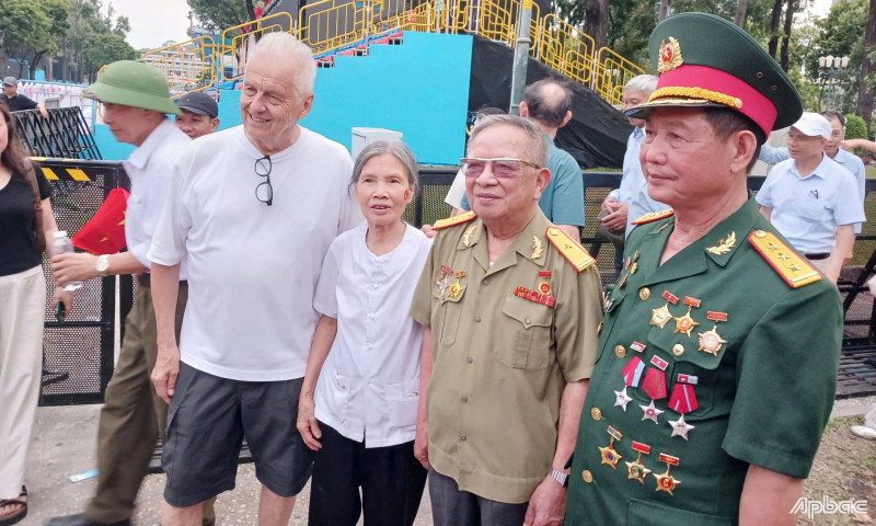 Người dân nô nức đổ về TP. Hồ Chí Minh mừng kỷ niệm 50 năm Ngày Giải phóng miền Nam, thống nhất đất nước