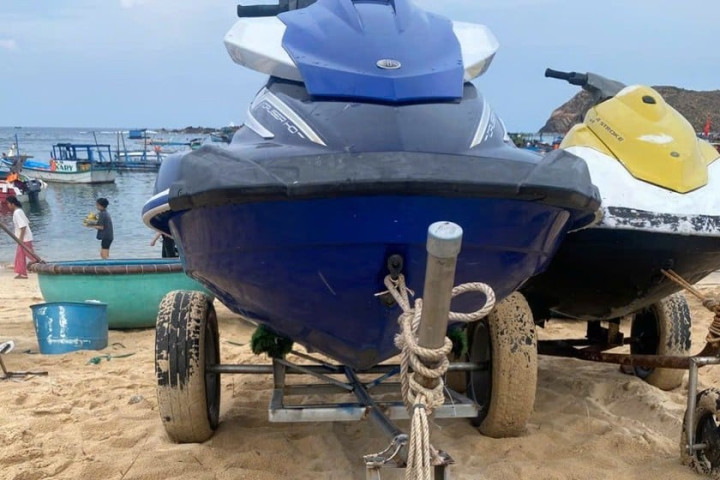 Một người tử vong trong vụ mô tô nước mất lái lao lên bờ tại đảo Hòn Khô, Bình Định