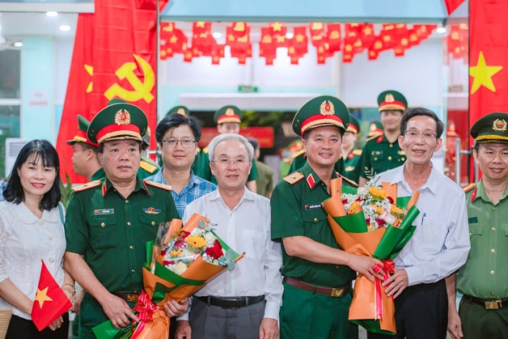 Xúc động hình ảnh chia tay lực lượng diễu binh tại ga Biên Hoà