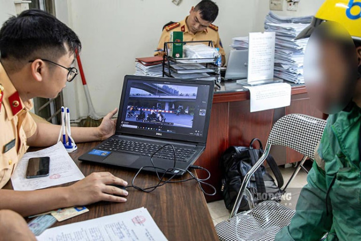 Vi phạm luật, người đi xe máy tâm phục khẩu phục nộp phạt nguội