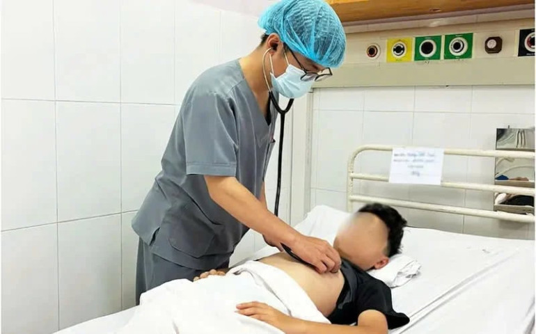 TP Hồ Chí Minh: Cấp cứu bé trai 13 tuổi nguy kịch do viêm màng não mô cầu