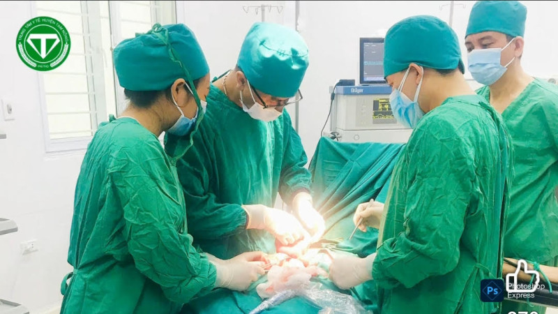 Phú Thọ: TTYT huyện Tam Nông phẫu thuật cấp cứu bệnh nhân thủng trực tràng – Hậu môn nhân tạo thành công 