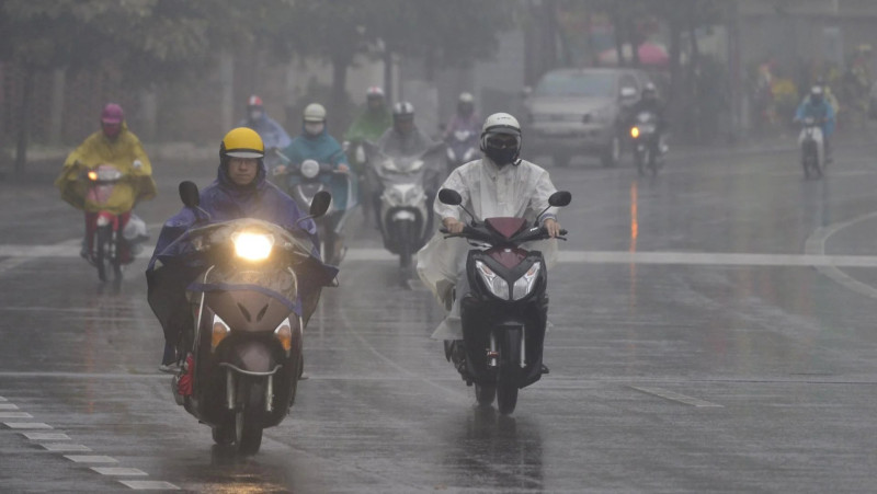 Khẩn cấp cảnh báo mưa dông rất lớn ở nhiều khu vực do khối khí nóng và lạnh giao tranh