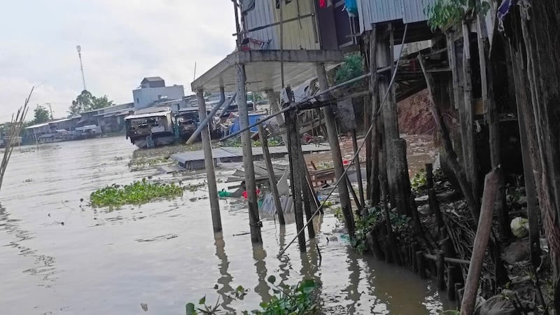 Sạt lở bờ sông ở An Giang, 10 căn nhà bị cuốn xuống nước