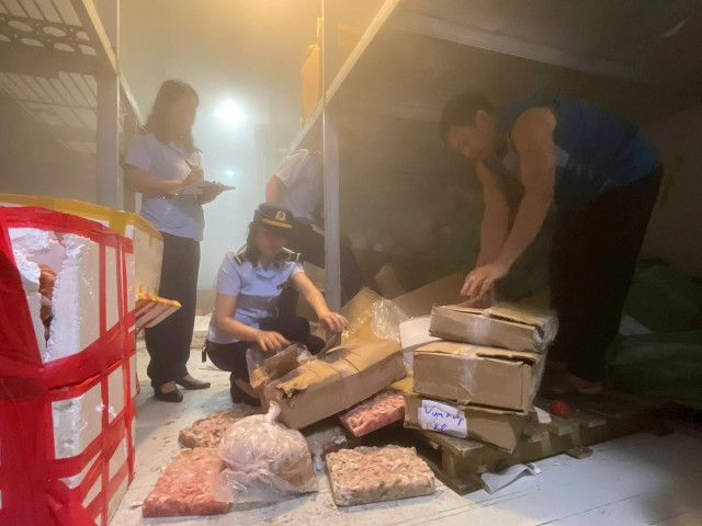 Quảng Ninh: Thu giữ hơn 2 tấn thực phẩm không rõ nguồn gốc tại TP. Cẩm Phả