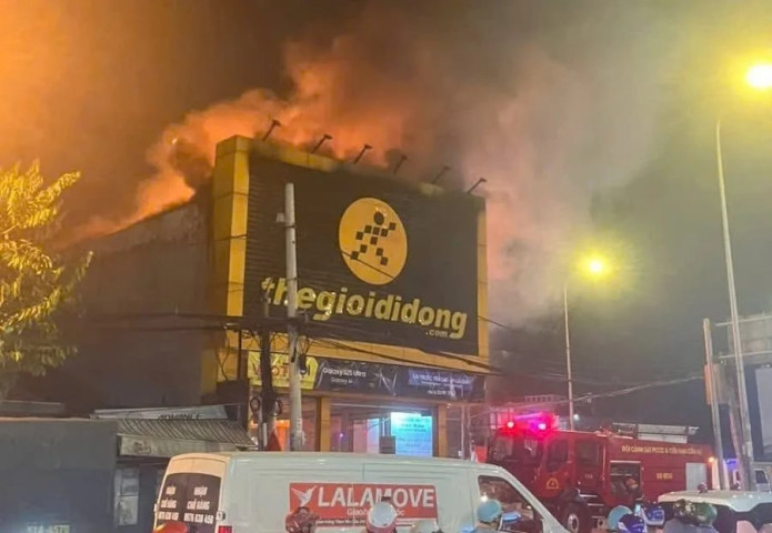 TP. Hồ Chí Minh: Cháy lớn tại cửa hàng kinh doanh thiết bị công nghệ tại quận 12