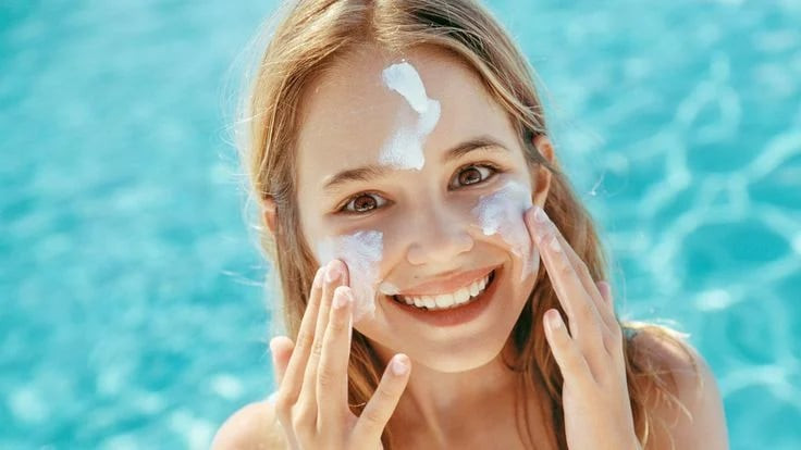 Nên dùng kem chống nắng vật lý hay hóa học?