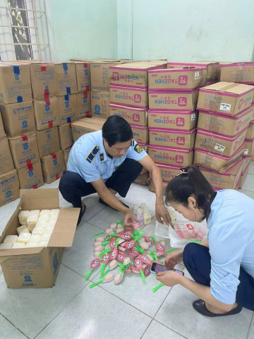 Lào Cai: Tạm giữ lượng lớn thực phẩm không rõ nguồn gốc xuất xứ
