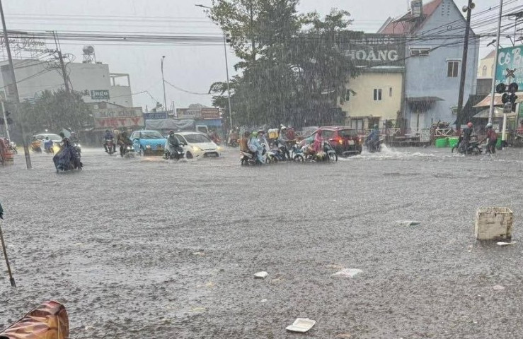 Mưa lớn ở Đồng Nai khiến nhiều khu vực ngập sâu, xe máy phải dắt bộ