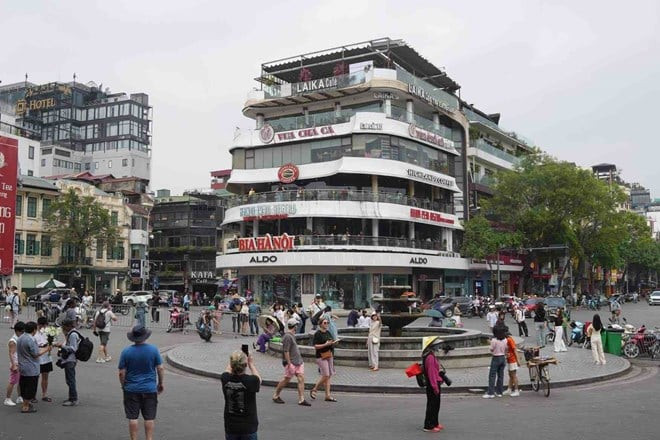 Bắt đầu phá dỡ tòa nhà Hàm cá mập