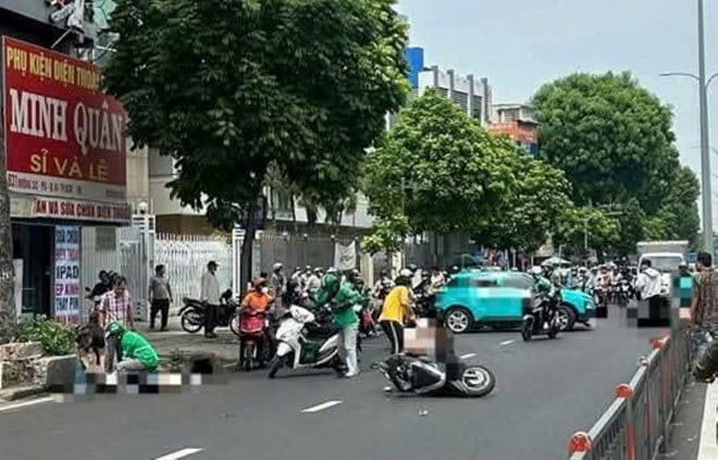 Taxi công nghệ tông loạt xe máy ở TP Hồ Chí Minh, nhiều người bị thương