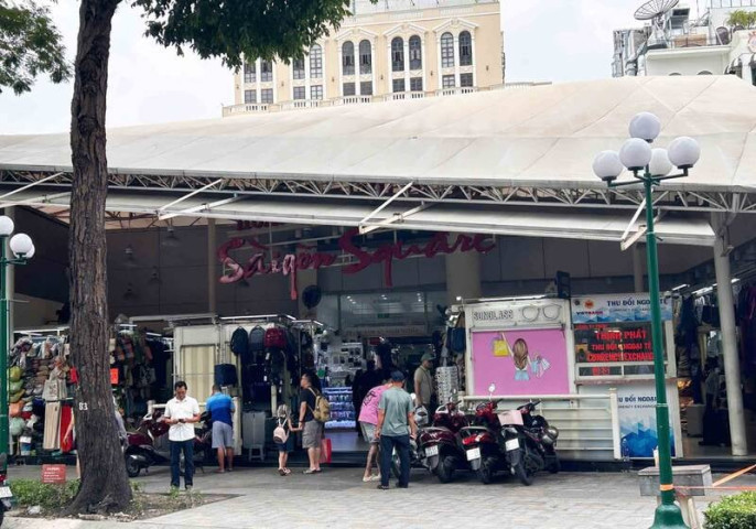 Nhiều gian hàng ở Saigon Square đóng cửa sau khi bị truy quét hàng giả