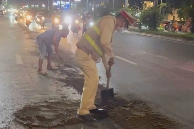 CSGT xử lý sự cố gây mất an toàn giao thông trên đường phố Hà Nội