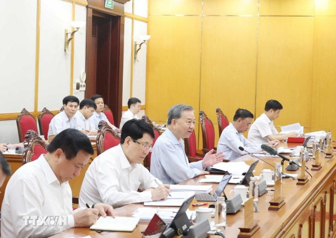 Giải quyết chế độ chính sách cho người nghỉ, khuyến khích cán bộ còn tuổi làm việc