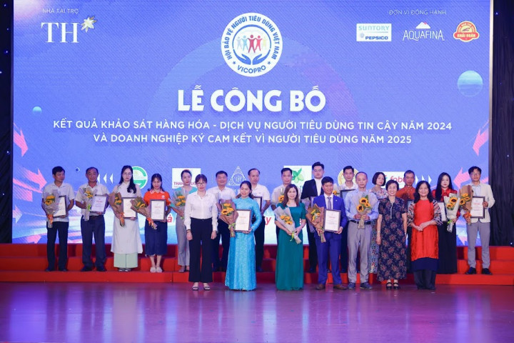 Lễ Vinh danh Top 100 hàng hóa, dịch vụ được người tiêu dùng tin cậy năm 2024