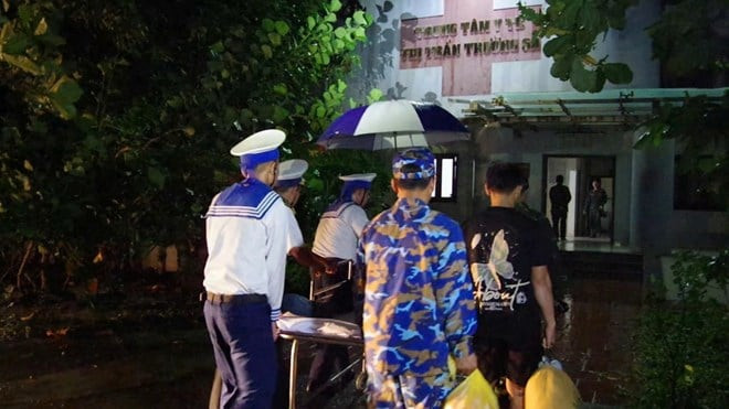 Quân y đảo Trường Sa phẫu thuật cứu ngư dân bị viêm ruột thừa