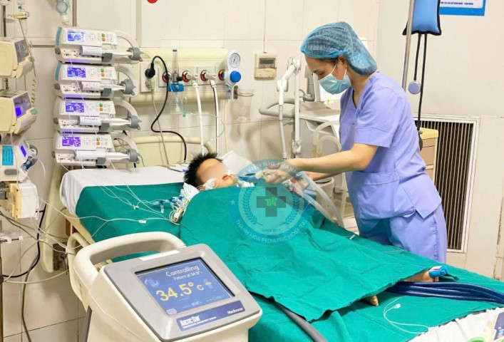 Nhanh chóng cấp cứu 2 cháu bé bị đuối nước ngừng tim, hôn mê sâu