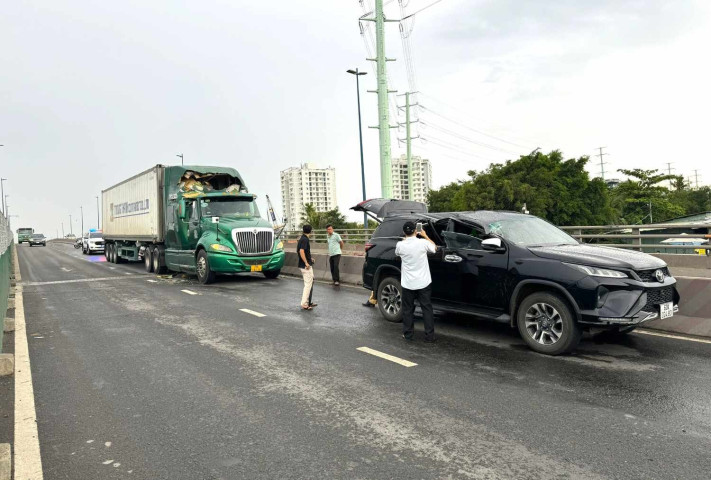 Vụ sập cần cẩu đè trúng xe tại nút giao Mỹ Thủy, Chủ tịch TP Hồ Chí Minh chỉ đạo khẩn