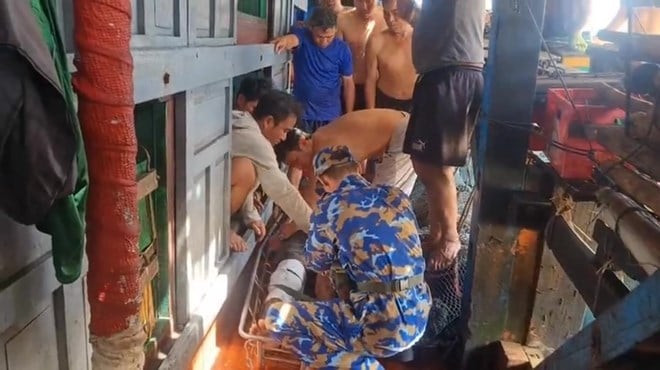 Cứu ngư dân bị vỡ xương bánh chè khi khai thác hải sản ở Trường Sa