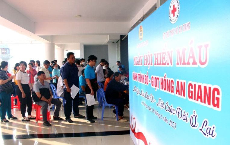 Long Xuyên: 300 đoàn viên, công nhân viên chức tham gia hiến máu tình nguyện