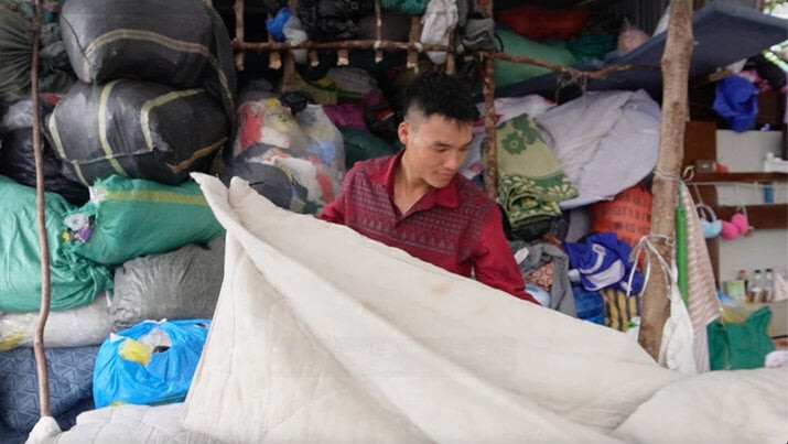 Điều kiện sống chật chội, ẩm thấp khiến công nhân lo mắc sốt xuất huyết