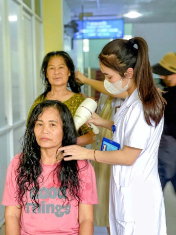 Cắt tóc miễn phí nơi giường bệnh: Nơi lòng người ấm lại