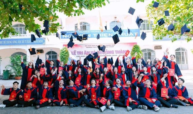 Xúc động với lời gửi học sinh 2k7 trước ngày thi tốt nghiệp của cô hiệu trưởng ở Nha Trang