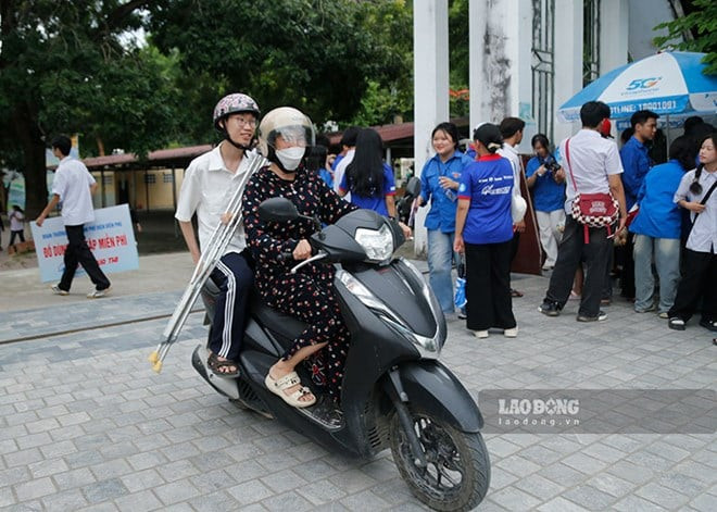 Thí sinh Điện Biên chống nạng vào phòng thi