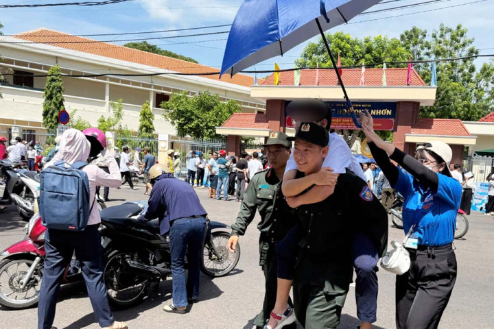 Gặp nạn trước ngày thi, thí sinh Bình Định được cảnh sát cơ động cõng đi thi